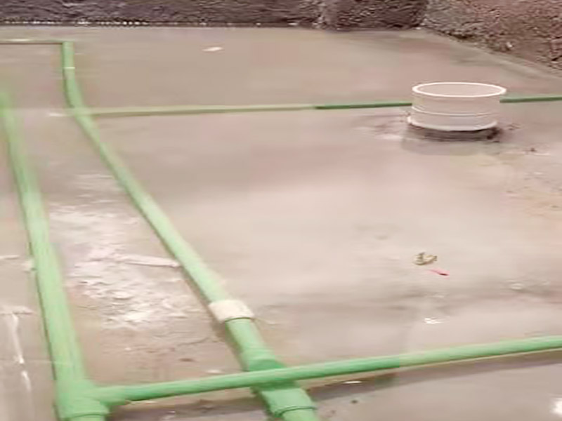 衛(wèi)生間地面防水施工：首先，用小金屬榔頭敲墻面、地面，如果發(fā)現(xiàn)&ldquo;噗噗&rdquo;的空聲，意味著里面有空鼓，必須把空鼓部分全部敲掉。然后仔細清理四個墻面基層和地面，拔掉鐵釘，清理雜土垃圾，好用清水沖洗一遍，然后待其干燥。衛(wèi)生間洗浴時水會濺到附近的墻上，假如不做防水的話，墻面就容易發(fā)作霉變，因此在鋪墻面瓷磚之前，必定要做好墻面防水。青龍施工建議，做墻面防水時不應低于30公分，假如對錯承重的輕體墻，就要將整面墻都做防水。