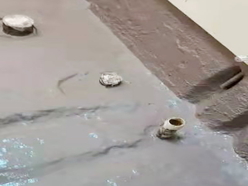 衛(wèi)生間地面防水施工：首先，用小金屬榔頭敲墻面、地面，如果發(fā)現(xiàn)&ldquo;噗噗&rdquo;的空聲，意味著里面有空鼓，必須把空鼓部分全部敲掉。然后仔細清理四個墻面基層和地面，拔掉鐵釘，清理雜土垃圾，好用清水沖洗一遍，然后待其干燥。衛(wèi)生間洗浴時水會濺到附近的墻上，假如不做防水的話，墻面就容易發(fā)作霉變，因此在鋪墻面瓷磚之前，必定要做好墻面防水。青龍施工建議，做墻面防水時不應低于30公分，假如對錯承重的輕體墻，就要將整面墻都做防水。