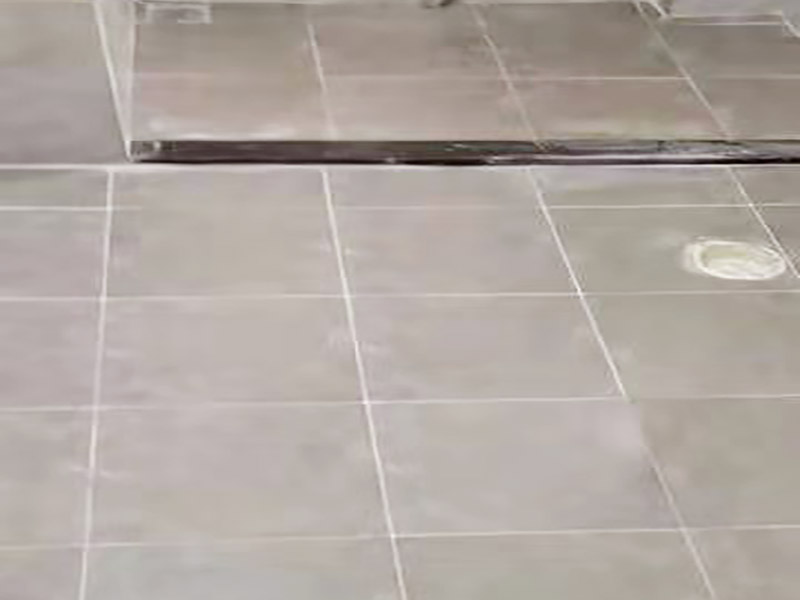 地面找平貼磚裝修：現(xiàn)在比較普遍的地面磚鋪貼方法就是濕鋪法，這種鋪貼方法與干鋪法不同之處在于將1：3的干性水泥漿替換成水泥沙漿和普通水。需要注意的是這種鋪貼法在鋪貼過程中容易產(chǎn)生氣泡和空鼓，這樣就會影響地磚的使用壽命。也是因為這種原因使其價格便宜，操作簡單。地磚鋪貼方法之波打線鋪法：這種鋪貼法也稱花邊或波導線、邊線等。這種鋪貼法主要用在地面周邊或者玄關(guān)等處，是作為樓地面沿墻邊四周所做的裝飾線，寬度不一樣。