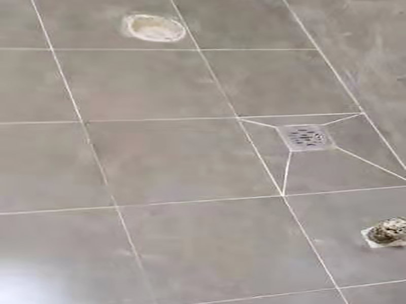 地面找平貼磚裝修：現(xiàn)在比較普遍的地面磚鋪貼方法就是濕鋪法，這種鋪貼方法與干鋪法不同之處在于將1：3的干性水泥漿替換成水泥沙漿和普通水。需要注意的是這種鋪貼法在鋪貼過程中容易產(chǎn)生氣泡和空鼓，這樣就會影響地磚的使用壽命。也是因為這種原因使其價格便宜，操作簡單。地磚鋪貼方法之波打線鋪法：這種鋪貼法也稱花邊或波導線、邊線等。這種鋪貼法主要用在地面周邊或者玄關(guān)等處，是作為樓地面沿墻邊四周所做的裝飾線，寬度不一樣。