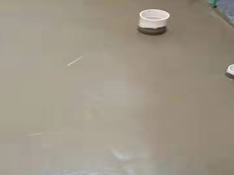 地面找平貼磚裝修：現(xiàn)在比較普遍的地面磚鋪貼方法就是濕鋪法，這種鋪貼方法與干鋪法不同之處在于將1：3的干性水泥漿替換成水泥沙漿和普通水。需要注意的是這種鋪貼法在鋪貼過程中容易產(chǎn)生氣泡和空鼓，這樣就會影響地磚的使用壽命。也是因為這種原因使其價格便宜，操作簡單。地磚鋪貼方法之波打線鋪法：這種鋪貼法也稱花邊或波導線、邊線等。這種鋪貼法主要用在地面周邊或者玄關(guān)等處，是作為樓地面沿墻邊四周所做的裝飾線，寬度不一樣。