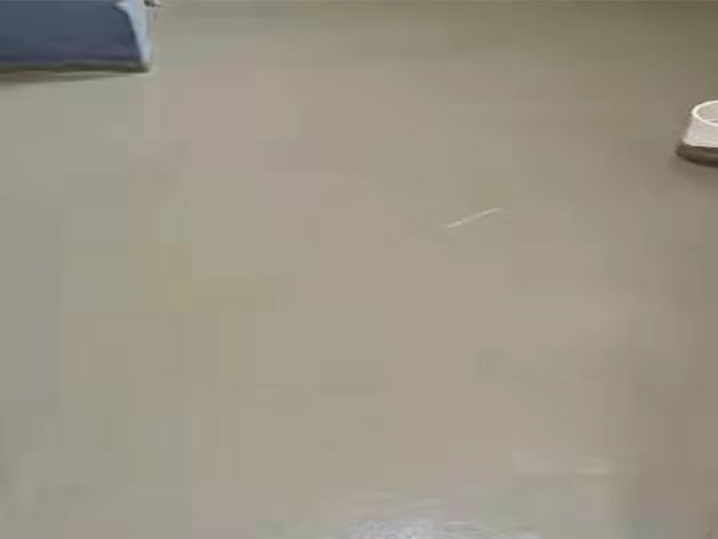 地面找平貼磚裝修：現(xiàn)在比較普遍的地面磚鋪貼方法就是濕鋪法，這種鋪貼方法與干鋪法不同之處在于將1：3的干性水泥漿替換成水泥沙漿和普通水。需要注意的是這種鋪貼法在鋪貼過程中容易產(chǎn)生氣泡和空鼓，這樣就會影響地磚的使用壽命。也是因為這種原因使其價格便宜，操作簡單。地磚鋪貼方法之波打線鋪法：這種鋪貼法也稱花邊或波導線、邊線等。這種鋪貼法主要用在地面周邊或者玄關(guān)等處，是作為樓地面沿墻邊四周所做的裝飾線，寬度不一樣。