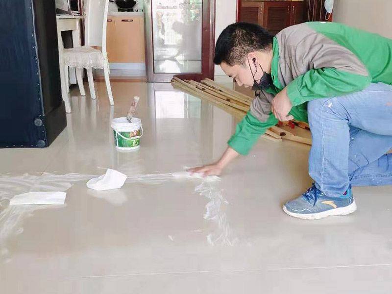 客廳瓷磚局部更換：沿瓷磚四周邊緣清除嵌縫白水泥，并用小鑿子仔細(xì)地拆除損壞的瓷磚。如四周瓷磚粘貼得很牢，又不想將四周瓷磚都換下，則可用裁玻璃的刀刻畫瓷磚的中間，將中間那部分瓷磚先鑿下來，然后用較鋒利的鋼鑿慢慢地將四周邊緣的碎瓷塊修理干凈。