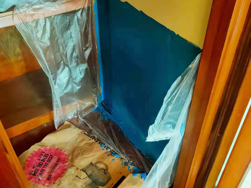 局部修補(bǔ)和防水：處理墻面基層：在刷漆前，基層需要平整干凈，如果墻面不平整的，還需要進(jìn)行找平和清潔工序，在刷漆墻面的時(shí)候要鏟除舊的漆，如果是五年以上的老房子，還要鏟除膩?zhàn)印?涂刷界面劑：刷界面劑要刷的相當(dāng)均勻。 防水處理：主要是針對(duì)廚房和衛(wèi)生間這些容易潮濕的房間進(jìn)行的，必須用到防水涂料，施工前要了解是如何調(diào)配的。 防裂處理：遇到墻面有裂縫這種情況，需要在墻體有裂紋的地方以及輕體墻和承重墻接合處貼上牛皮紙、網(wǎng)格纖維布這些材料，來修補(bǔ)裂縫，不然刷出來的效果肯定是不理想的。 批刮膩?zhàn)樱毫私庖恍┏Ｓ玫哪佔(zhàn)诱{(diào)配說明，一般在購(gòu)買的膩?zhàn)臃郯b上面會(huì)有使用說明的，可以在購(gòu)買的時(shí)候可以詢問下銷售人員，在配置好后，要盡量的攪拌均勻，放置過十多二十分鐘。