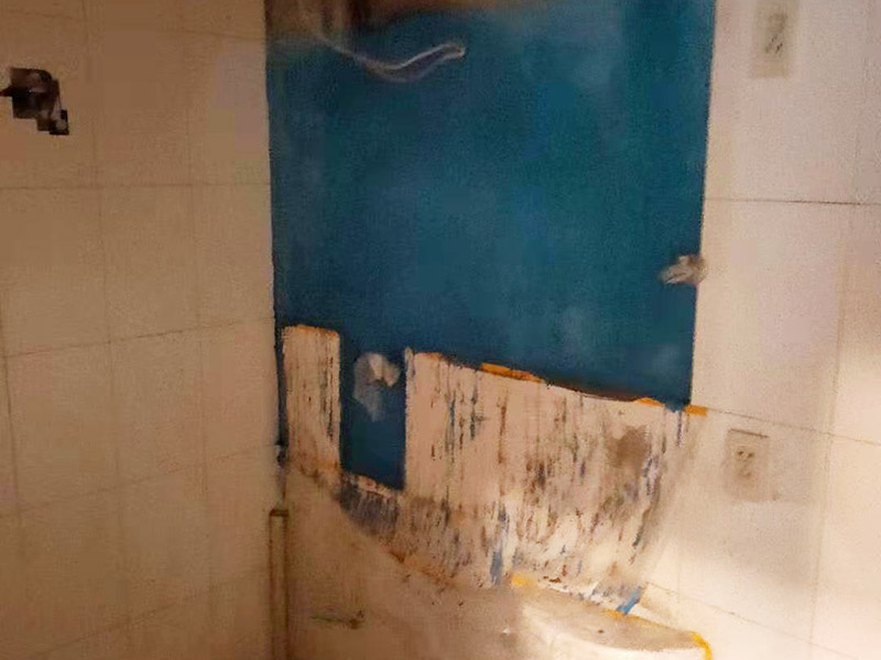 局部修補(bǔ)和防水：處理墻面基層：在刷漆前，基層需要平整干凈，如果墻面不平整的，還需要進(jìn)行找平和清潔工序，在刷漆墻面的時(shí)候要鏟除舊的漆，如果是五年以上的老房子，還要鏟除膩?zhàn)印?涂刷界面劑：刷界面劑要刷的相當(dāng)均勻。 防水處理：主要是針對(duì)廚房和衛(wèi)生間這些容易潮濕的房間進(jìn)行的，必須用到防水涂料，施工前要了解是如何調(diào)配的。 防裂處理：遇到墻面有裂縫這種情況，需要在墻體有裂紋的地方以及輕體墻和承重墻接合處貼上牛皮紙、網(wǎng)格纖維布這些材料，來修補(bǔ)裂縫，不然刷出來的效果肯定是不理想的。 批刮膩?zhàn)樱毫私庖恍┏Ｓ玫哪佔(zhàn)诱{(diào)配說明，一般在購(gòu)買的膩?zhàn)臃郯b上面會(huì)有使用說明的，可以在購(gòu)買的時(shí)候可以詢問下銷售人員，在配置好后，要盡量的攪拌均勻，放置過十多二十分鐘。