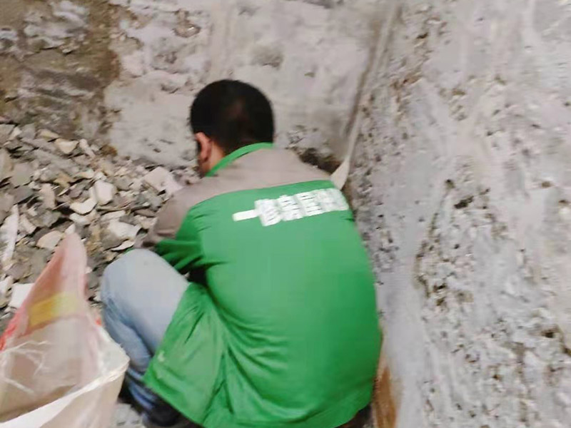 衛(wèi)生間墻磚重貼：首先要先把舊的瓷磚給弄下來。 鋪貼衛(wèi)生間瓷磚的水泥砂漿比例粘貼衛(wèi)生間瓷磚采用的水泥標(biāo)號為425號水泥,水泥沙子的混合比例不要大于1:3,水泥含量過重的話,會因為水泥的膨脹系數(shù)高而導(dǎo)致瓷磚的開裂,減少瓷磚的使用壽命。 衛(wèi)生間瓷磚泡水時長衛(wèi)生間如果采用釉面墻磚,用水泥砂漿作為粘接劑,瓷磚需要經(jīng)過泡水后鋪貼,泡水的時間以瓷磚完全浸泡后不冒氣泡的時間為宜,一般為三十分鐘就可以了。 鋪貼要留縫鋪貼衛(wèi)生間瓷磚無論是否屬于無縫磚,都必須留縫,建議不小于1mm,普通墻磚以1.5—2mm為宜,仿古磚縫隙可以適當(dāng)?shù)募訉挕? width=