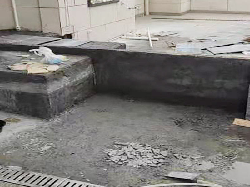 陽臺地面處理施工:防水能力差、表面比較光滑且不具備防滑能力的瓷磚，鋪裝在陽臺地面上是比較危險的事情。如果特別需要在陽臺地面鋪設(shè)瓷磚的話，建議盡量選用亞光面、光線反射率較低、同時具有防凍、防水、防滑等特點的瓷磚進行陽臺的地面鋪設(shè)。 　