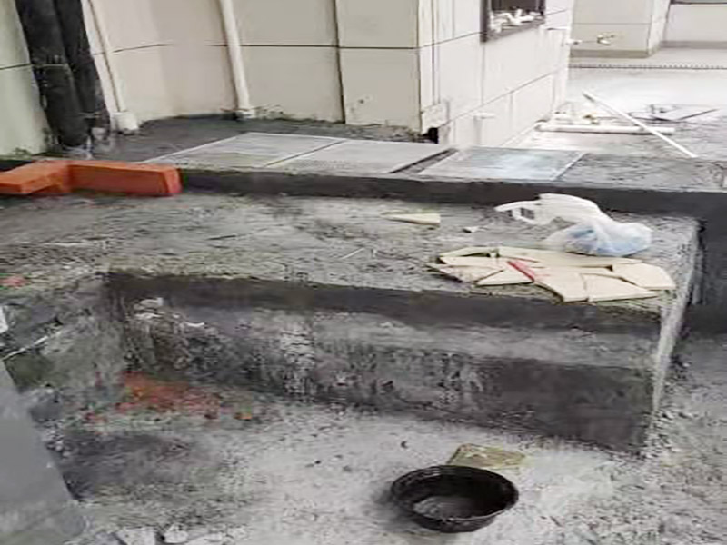 陽臺地面處理施工:防水能力差、表面比較光滑且不具備防滑能力的瓷磚，鋪裝在陽臺地面上是比較危險的事情。如果特別需要在陽臺地面鋪設(shè)瓷磚的話，建議盡量選用亞光面、光線反射率較低、同時具有防凍、防水、防滑等特點的瓷磚進行陽臺的地面鋪設(shè)。 　