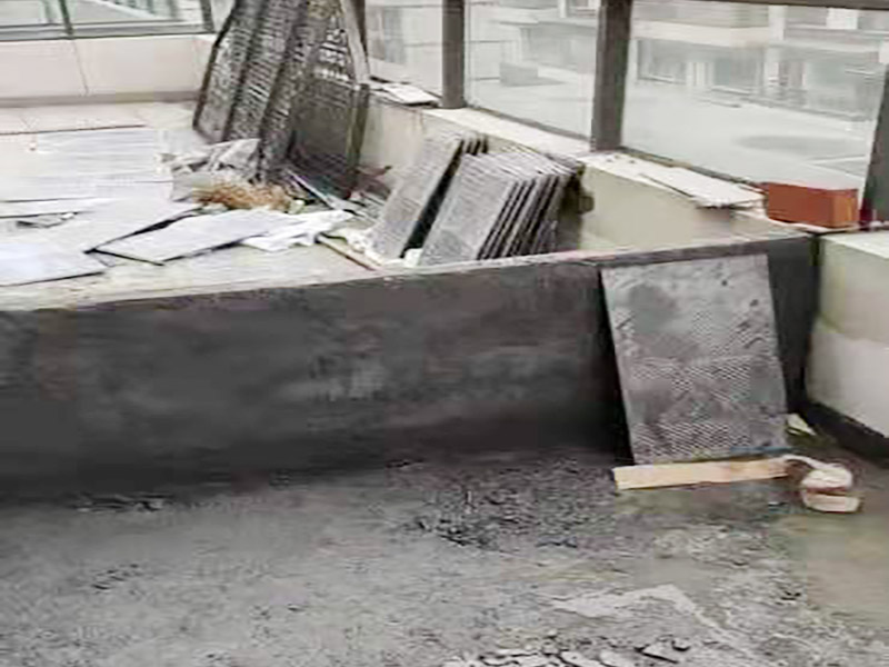 陽臺地面處理施工:防水能力差、表面比較光滑且不具備防滑能力的瓷磚，鋪裝在陽臺地面上是比較危險的事情。如果特別需要在陽臺地面鋪設(shè)瓷磚的話，建議盡量選用亞光面、光線反射率較低、同時具有防凍、防水、防滑等特點的瓷磚進行陽臺的地面鋪設(shè)。 　