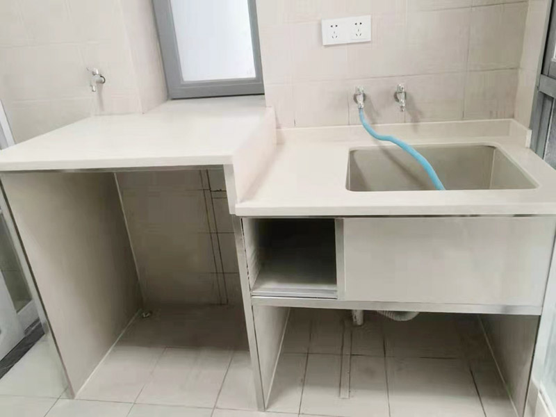 磚砌櫥柜施工：磚砌櫥柜相對(duì)于集成櫥柜來(lái)說(shuō)，磚砌櫥柜使用到的材料大多數(shù)都是無(wú)污染的原材料，它的環(huán)保系數(shù)還是可以的。磚砌櫥柜比較經(jīng)濟(jì)耐用，它的質(zhì)地比較結(jié)實(shí)，隨隨便便應(yīng)該是損壞不了的，即使長(zhǎng)期的做菜做飯動(dòng)靜很大，也不至于直接會(huì)損壞櫥柜。
1.先砌好櫥柜底座或背墻磚，貼好踢腳線邊條。
2.預(yù)留好立柱位置，貼櫥柜底面磚和背墻。
3.制作立柱。
4.站立好立柱后，在槽里加上砂漿，底面槽內(nèi)外端用一小塊?；u墊上，墊的時(shí)候這塊小磚直接與地層的邊磚接觸，保持厚度2公分左右。
5.臺(tái)面放鋼筯和澆筑混凝土。澆筑完成后，安裝臺(tái)面和柜門。臺(tái)面可以采用大理石、石英石或者?；u。