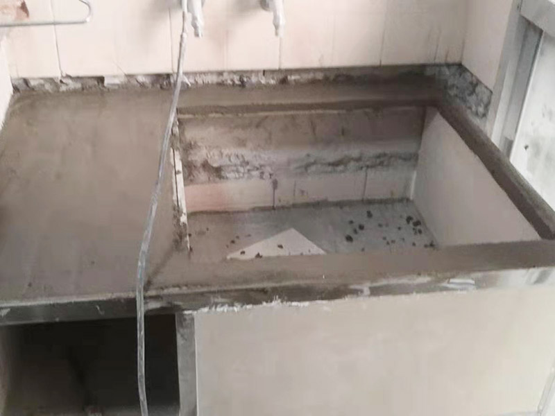 磚砌櫥柜施工：磚砌櫥柜相對(duì)于集成櫥柜來(lái)說(shuō)，磚砌櫥柜使用到的材料大多數(shù)都是無(wú)污染的原材料，它的環(huán)保系數(shù)還是可以的。磚砌櫥柜比較經(jīng)濟(jì)耐用，它的質(zhì)地比較結(jié)實(shí)，隨隨便便應(yīng)該是損壞不了的，即使長(zhǎng)期的做菜做飯動(dòng)靜很大，也不至于直接會(huì)損壞櫥柜。 1.先砌好櫥柜底座或背墻磚，貼好踢腳線邊條。 2.預(yù)留好立柱位置，貼櫥柜底面磚和背墻。 3.制作立柱。 4.站立好立柱后，在槽里加上砂漿，底面槽內(nèi)外端用一小塊玻化磚墊上，墊的時(shí)候這塊小磚直接與地層的邊磚接觸，保持厚度2公分左右。 5.臺(tái)面放鋼筯和澆筑混凝土。澆筑完成后，安裝臺(tái)面和柜門。臺(tái)面可以采用大理石、石英石或者?；u。