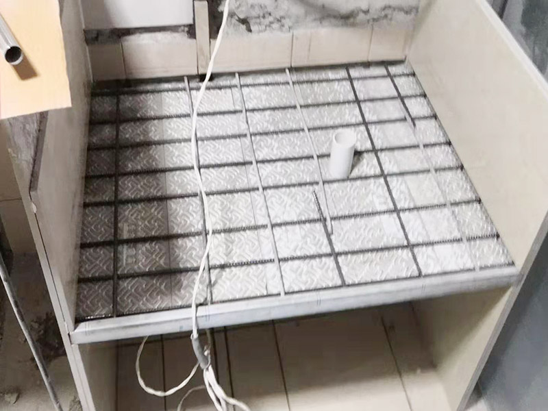 磚砌櫥柜施工：磚砌櫥柜相對(duì)于集成櫥柜來(lái)說(shuō)，磚砌櫥柜使用到的材料大多數(shù)都是無(wú)污染的原材料，它的環(huán)保系數(shù)還是可以的。磚砌櫥柜比較經(jīng)濟(jì)耐用，它的質(zhì)地比較結(jié)實(shí)，隨隨便便應(yīng)該是損壞不了的，即使長(zhǎng)期的做菜做飯動(dòng)靜很大，也不至于直接會(huì)損壞櫥柜。 1.先砌好櫥柜底座或背墻磚，貼好踢腳線邊條。 2.預(yù)留好立柱位置，貼櫥柜底面磚和背墻。 3.制作立柱。 4.站立好立柱后，在槽里加上砂漿，底面槽內(nèi)外端用一小塊?；u墊上，墊的時(shí)候這塊小磚直接與地層的邊磚接觸，保持厚度2公分左右。 5.臺(tái)面放鋼筯和澆筑混凝土。澆筑完成后，安裝臺(tái)面和柜門。臺(tái)面可以采用大理石、石英石或者?；u。