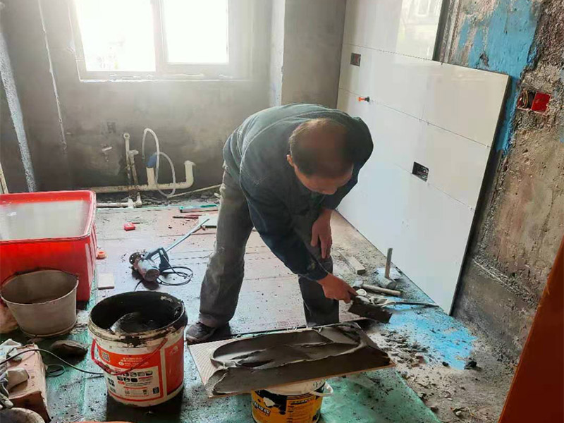 廚衛(wèi)局部墻磚修補(bǔ)：首先，將破損墻磚取出，用切割機(jī)在離損壞的墻磚的四周5到6毫米處切槽，用切割刀將墻磚縫的水泥稍微刮下一些，再用切割刀吧墻磚表面的釉面劃開一道口，以便把墻磚敲碎取出，用錘子把墻磚敲碎后取下來，如果水泥粘得太牢，可以用錘子和鏨子把破損的墻磚剔下。然后，將磚上的砂漿全部刮干凈，然后在107膠中加入適量的水泥，并攪拌成糊狀。然后在瓷磚的背面涂上薄薄的一層，再將瓷磚粘到之前粘貼的墻面，一會功夫就可粘牢。給瓷磚填縫，按照比例調(diào)勻瓷磚填縫劑，用海綿抹刀將填縫劑抹到墻磚之間的縫隙中;填縫劑半干后，將海綿沾水，把多余的填縫劑擦掉，干燥后完成。