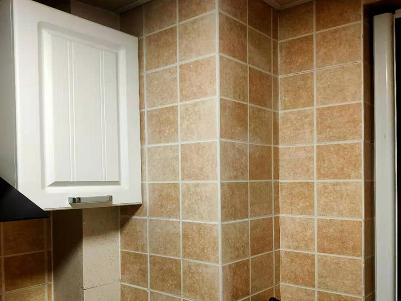 廚衛(wèi)局部墻磚修補(bǔ)：首先，將破損墻磚取出，用切割機(jī)在離損壞的墻磚的四周5到6毫米處切槽，用切割刀將墻磚縫的水泥稍微刮下一些，再用切割刀吧墻磚表面的釉面劃開一道口，以便把墻磚敲碎取出，用錘子把墻磚敲碎后取下來，如果水泥粘得太牢，可以用錘子和鏨子把破損的墻磚剔下。然后，將磚上的砂漿全部刮干凈，然后在107膠中加入適量的水泥，并攪拌成糊狀。然后在瓷磚的背面涂上薄薄的一層，再將瓷磚粘到之前粘貼的墻面，一會功夫就可粘牢。給瓷磚填縫，按照比例調(diào)勻瓷磚填縫劑，用海綿抹刀將填縫劑抹到墻磚之間的縫隙中;填縫劑半干后，將海綿沾水，把多余的填縫劑擦掉，干燥后完成。