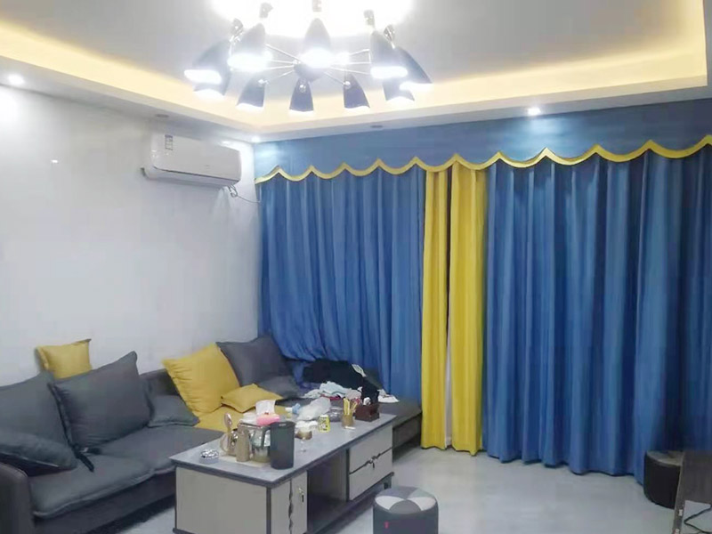 全屋裝修翻新：在舊房翻新中最先實施的是主題拆除，其中主要包括墻面、地面、門窗、水路、電路等各方面的拆除。第二步就是結(jié)構(gòu)的改造啦。比如可以考慮做開放式廚房、衛(wèi)生間蹲位可以換成座便等。這里要特別講一下，舊房翻新業(yè)主們在做結(jié)構(gòu)優(yōu)化時，廚房、衛(wèi)生間在包立管時一定要留有檢查口以便維修，舊房的承重墻一定不能拆除否則造成安全隱患。包括檢查吊頂內(nèi)的供水、空調(diào)、通風(fēng)等設(shè)施的管道、線路、設(shè)備是否已做密閉試驗，電器絕緣、電阻測試，連接是否牢固、接頭做法是否符合要求、易燃材料是否已做防火等。