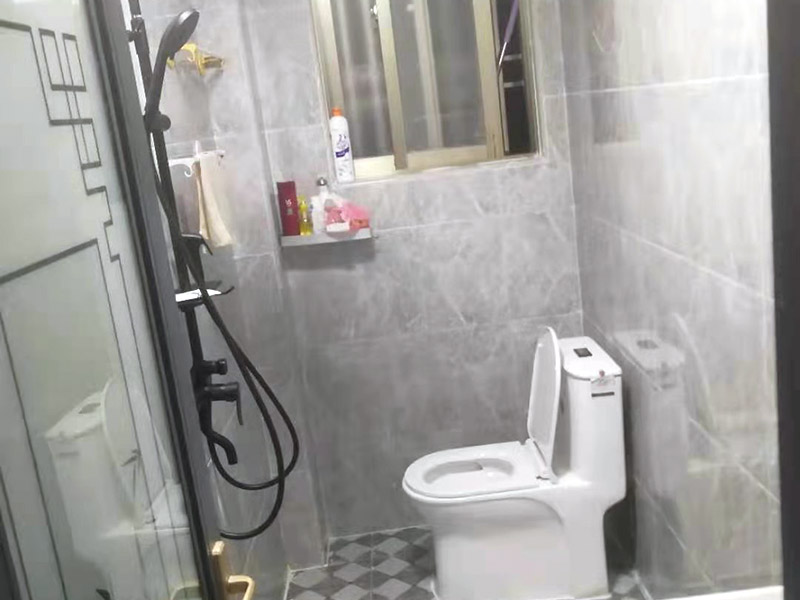 全屋裝修翻新：在舊房翻新中最先實施的是主題拆除，其中主要包括墻面、地面、門窗、水路、電路等各方面的拆除。第二步就是結(jié)構(gòu)的改造啦。比如可以考慮做開放式廚房、衛(wèi)生間蹲位可以換成座便等。這里要特別講一下，舊房翻新業(yè)主們在做結(jié)構(gòu)優(yōu)化時，廚房、衛(wèi)生間在包立管時一定要留有檢查口以便維修，舊房的承重墻一定不能拆除否則造成安全隱患。包括檢查吊頂內(nèi)的供水、空調(diào)、通風(fēng)等設(shè)施的管道、線路、設(shè)備是否已做密閉試驗，電器絕緣、電阻測試，連接是否牢固、接頭做法是否符合要求、易燃材料是否已做防火等。