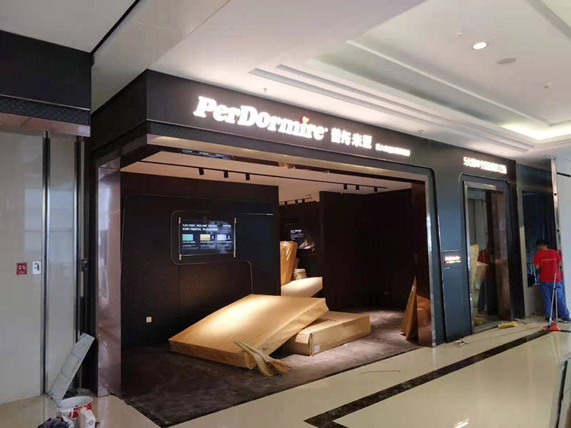 門店裝修翻新:店鋪內是要擺放各種商品的，因此店鋪的內部一定要合理的布局，專業(yè)的設計師都知道要進行合理的內部設計，最好是設計成柜臺或者是墻掛，這樣就可以令商品整齊有序的展示出來，讓消費者更好的挑選商品，提高銷售業(yè)績。先預算好料，可以先到建材市場問價格，把各種材料價格問清楚，做出一個初步的估算，看是否和自己預算中的有差別，然后做出調整。