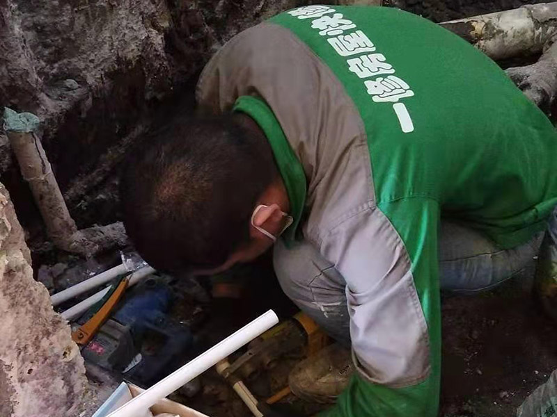 衛(wèi)生間裝修改造:需要對其做相應(yīng)的防水處理。因為在日常的家庭中，衛(wèi)生間的水是處處可見的，非常潮濕。衛(wèi)生間內(nèi)的防水涂料是由地面延伸到墻面的，涂刷過程中精良的保證厚度均勻。還需要處理好地面和墻面交界處的各類管件的涂刷。待防水處理完全確定后，等待地面干透就可以做后續(xù)的工程了。著重提醒，衛(wèi)生間下水口位置的防水要特別處理好，保證今后的檢查與維修。