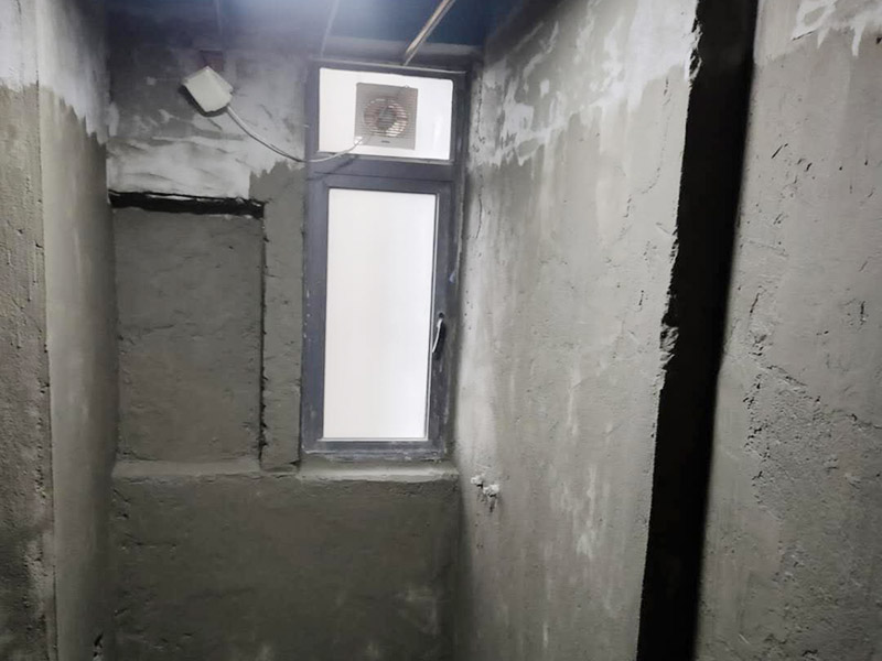 衛(wèi)生間防水找平:在進(jìn)行防水處理之前，一定先找平地面。找平層施工方法：基面有空隙、裂縫、不平等缺陷的，用水泥砂漿修補(bǔ)抹平。使基面必須堅(jiān)固、平整、干凈、無灰塵、油膩、蠟、脫模劑等以及其他碎屑物質(zhì)。找平層干燥后方可進(jìn)行防水層施工，施工期間應(yīng)防火、防水。防水層完成后，要進(jìn)行成品保護(hù)，不得上人走動(dòng)。