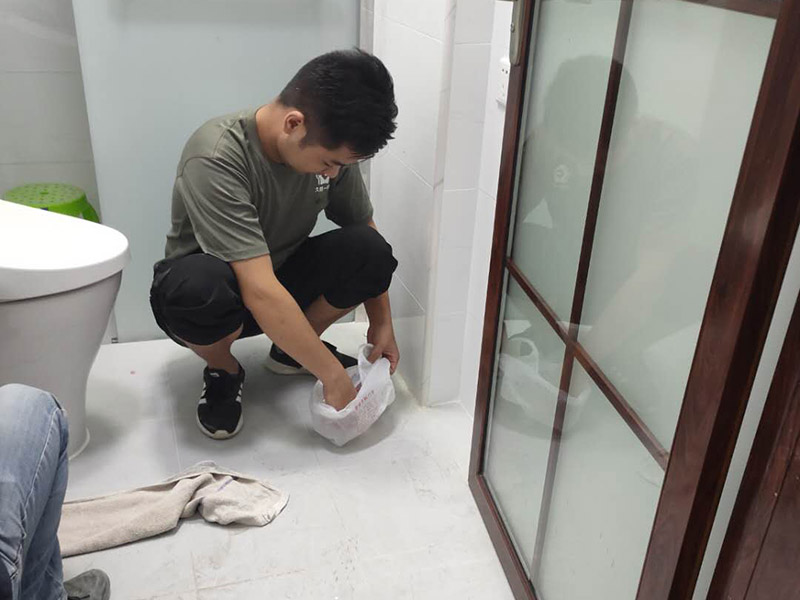 衛(wèi)生間裝修翻新：衛(wèi)生間改造中水電的改造尤為重要且需要最早開始著手，由于會涉及到浴霸采暖、燈光的線路走向、水管的入墻等問題，所以在改造之前需制定一個詳細的水電走向設(shè)計，從而提高安全質(zhì)量以及滿足裝修業(yè)主們生活的需要。其次就是需要對其做相應(yīng)的防水處理。因為在日常的家庭中，衛(wèi)生間的水是處處可見的，非常潮濕。衛(wèi)生間內(nèi)的防水涂料是由地面延伸到墻面的，涂刷過程中精良的保證厚度均勻。還需要處理好地面和墻面交界處的各類管件的涂刷。待防水處理完全確定后，等待地面干透就可以做后續(xù)的工程了。接下來就是貼瓷磚了。衛(wèi)生間改造中貼瓷磚不僅僅會有裝飾作用還能加強墻面和地面的防水效果。