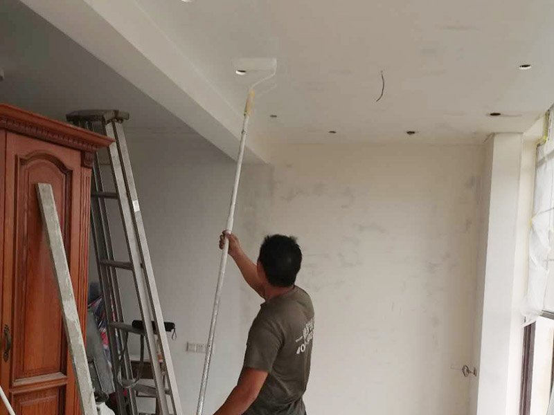 全屋墻面粉刷維修:清理舊墻面:在對(duì)墻面粉刷前要對(duì)我們的舊墻面進(jìn)行清理，不平的墻皮和污漬清理干凈。對(duì)舊墻進(jìn)行清理是墻面粉刷的第一步，是墻面粉刷的基礎(chǔ)工作，在清理舊墻面時(shí)要處理好，舊墻面的基礎(chǔ)墻面不受影響。 刮膩?zhàn)臃?在對(duì)舊墻面進(jìn)清理之后就要多我們的墻面刮膩?zhàn)臃厶幚?，在刮膩?zhàn)臃鄣臅r(shí)候要注意它顆粒的大小，顆粒越小越好，這樣對(duì)我們后期的墻面粉刷就方便得多了，當(dāng)然也可以在膩?zhàn)臃壑屑右恍┌兹槟z，來(lái)增加它本身的硬度。 打磨:墻面粉刷在對(duì)墻面進(jìn)行打磨時(shí)建議用密度比較小的砂紙來(lái)進(jìn)行打磨，這樣對(duì)墻體的影響會(huì)小一些，不會(huì)對(duì)墻面造成很大的影響和破壞，如果你用的是質(zhì)地較柔軟的膩?zhàn)?，就可以使?00-500號(hào)定的砂紙;如果使用的是質(zhì)地較硬的膩?zhàn)?，就可以使?60-400的號(hào)定的砂紙。在打磨時(shí)不要用太大的力，否則會(huì)在我們的墻體上留下痕跡。