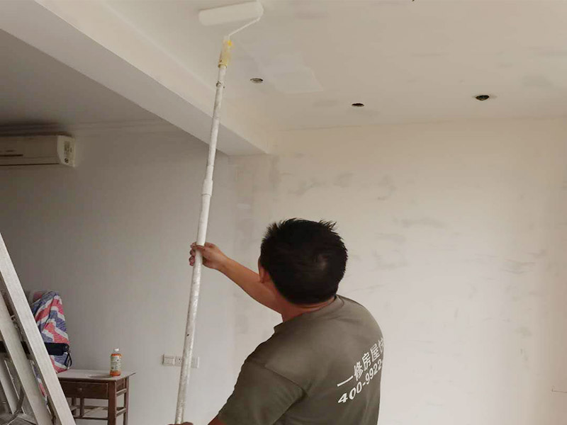 全屋墻面粉刷維修:清理舊墻面:在對(duì)墻面粉刷前要對(duì)我們的舊墻面進(jìn)行清理，不平的墻皮和污漬清理干凈。對(duì)舊墻進(jìn)行清理是墻面粉刷的第一步，是墻面粉刷的基礎(chǔ)工作，在清理舊墻面時(shí)要處理好，舊墻面的基礎(chǔ)墻面不受影響。 刮膩?zhàn)臃?在對(duì)舊墻面進(jìn)清理之后就要多我們的墻面刮膩?zhàn)臃厶幚恚诠文佔(zhàn)臃鄣臅r(shí)候要注意它顆粒的大小，顆粒越小越好，這樣對(duì)我們后期的墻面粉刷就方便得多了，當(dāng)然也可以在膩?zhàn)臃壑屑右恍┌兹槟z，來(lái)增加它本身的硬度。 打磨:墻面粉刷在對(duì)墻面進(jìn)行打磨時(shí)建議用密度比較小的砂紙來(lái)進(jìn)行打磨，這樣對(duì)墻體的影響會(huì)小一些，不會(huì)對(duì)墻面造成很大的影響和破壞，如果你用的是質(zhì)地較柔軟的膩?zhàn)?，就可以使?00-500號(hào)定的砂紙;如果使用的是質(zhì)地較硬的膩?zhàn)?，就可以使?60-400的號(hào)定的砂紙。在打磨時(shí)不要用太大的力，否則會(huì)在我們的墻體上留下痕跡。