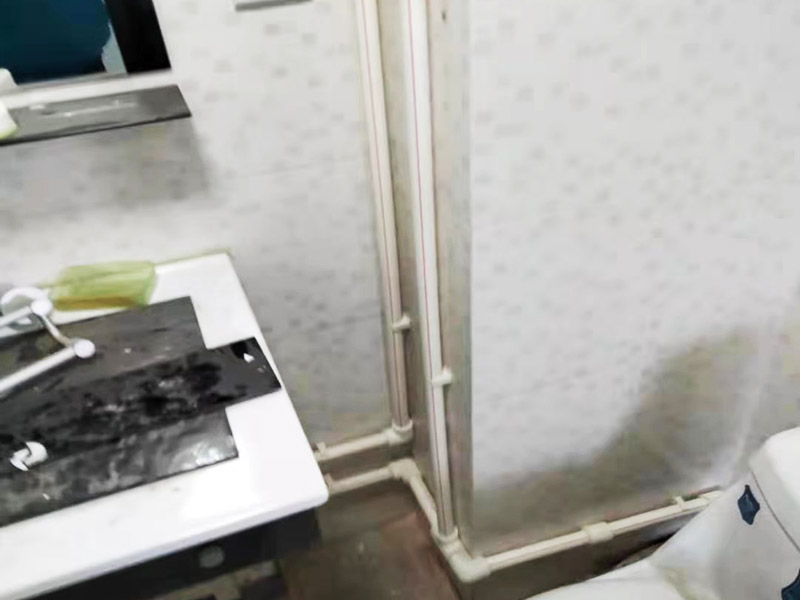 浴室墻內(nèi)水管安裝:水管的鋪設(shè)方式分為明裝和暗裝，明裝是將水管管道沿著天花板下、墻上、柱上、梁下、地板旁外等地方外露敷設(shè)，其優(yōu)點(diǎn)就是造價(jià)會比較低，施工相對方便，維修更加簡單;缺點(diǎn)就是水管外表容易堆積灰塵、產(chǎn)生凝水等，影響美觀。暗裝就是將水管管道鋪設(shè)在吊頂、地面或管溝中隱蔽敷設(shè)，暗裝的優(yōu)點(diǎn)是鋪設(shè)完看不到水管，比較美觀;缺點(diǎn)就是若后期水管出現(xiàn)漏水等問題不好維修。 當(dāng)水管安裝完就要測試水管有無漏水情況，測試前要將水管總閥關(guān)閉，然后再將所有水龍頭打開，看看水表會不會走動，若會走動，則說明有漏水情況;若水表沒有走動，則說明水管安裝合格。測試水管的時間應(yīng)為半小時左右比較好。