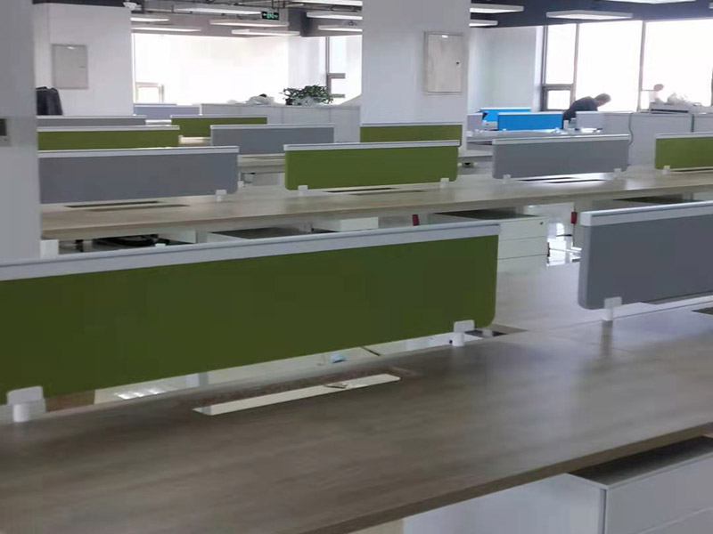 辦公室電路排線：布線的分派一定要周密安排，在小于管容量40%的體積下，同一走向的線可以共用一根管(強弱電除外)，絕緣管道的長度不夠時，關口和接線頭之間必須有東西連接，絕對不能敷衍了事，否則時間久了就會因為線路老化而造成漏電。 封堵線槽的水泥，必須與整個建筑原有水泥配比相同，以保證其水泥的強度和抗震能力，才能夠保證電路的使用期限，增長電路壽命。