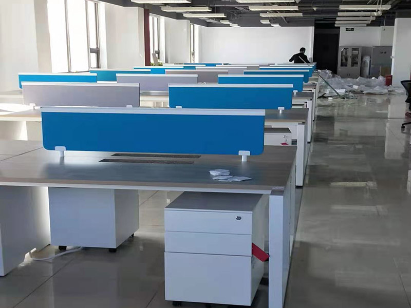 辦公室電路排線：布線的分派一定要周密安排，在小于管容量40%的體積下，同一走向的線可以共用一根管(強弱電除外)，絕緣管道的長度不夠時，關口和接線頭之間必須有東西連接，絕對不能敷衍了事，否則時間久了就會因為線路老化而造成漏電。 封堵線槽的水泥，必須與整個建筑原有水泥配比相同，以保證其水泥的強度和抗震能力，才能夠保證電路的使用期限，增長電路壽命。