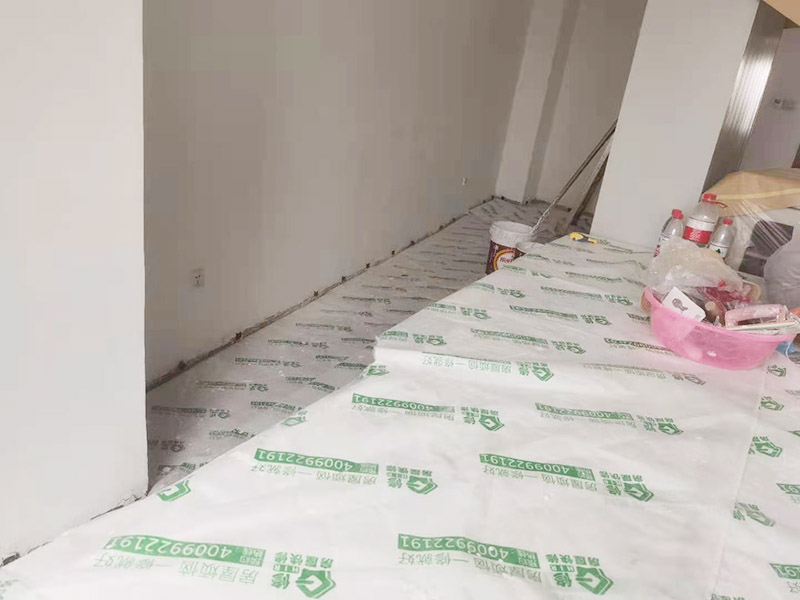 辦公室成品保護：各種裝修物料的進場以及各種建筑裝修垃圾的清理，都會經(jīng)過入戶門，這些物品在搬運的過程中，難免會和入戶門發(fā)生磕碰，造成入戶門的磕碰劃傷，所以，第一個需要做好成品保護的地方就是入戶門。做法：在裝修開工前直到家具進場期間，都需要對入戶門進行保護！可以使用成品保護膜將門包裹。 在進行木門、櫥柜、家具等的相關(guān)的安裝或組裝的過程中，成品保護主要體現(xiàn)在兩個方面：一是原有的墻面、地面裝飾的保護，盡量避免因為這些安裝工程對已裝的部分造成破壞；二是安裝的物品本身的保護，注意不要在安裝過程中造成磕碰、劃傷等損傷。 好處：1.美觀；2.避免后期刮膩子滴到柜子上；3.避免后期安裝碰到，導(dǎo)致油漆脫落和刮痕；4.防塵。