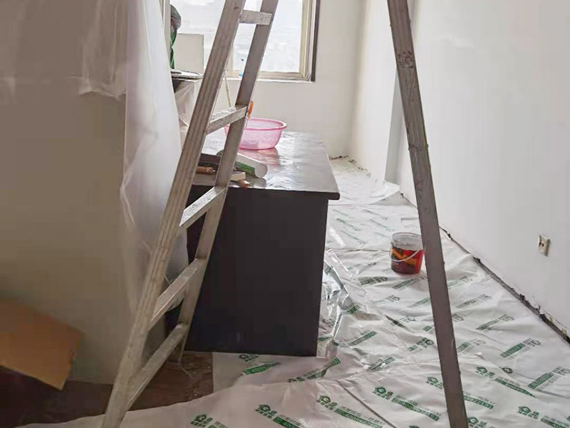 辦公室成品保護：各種裝修物料的進場以及各種建筑裝修垃圾的清理，都會經(jīng)過入戶門，這些物品在搬運的過程中，難免會和入戶門發(fā)生磕碰，造成入戶門的磕碰劃傷，所以，第一個需要做好成品保護的地方就是入戶門。做法：在裝修開工前直到家具進場期間，都需要對入戶門進行保護！可以使用成品保護膜將門包裹。 在進行木門、櫥柜、家具等的相關(guān)的安裝或組裝的過程中，成品保護主要體現(xiàn)在兩個方面：一是原有的墻面、地面裝飾的保護，盡量避免因為這些安裝工程對已裝的部分造成破壞；二是安裝的物品本身的保護，注意不要在安裝過程中造成磕碰、劃傷等損傷。 好處：1.美觀；2.避免后期刮膩子滴到柜子上；3.避免后期安裝碰到，導(dǎo)致油漆脫落和刮痕；4.防塵。