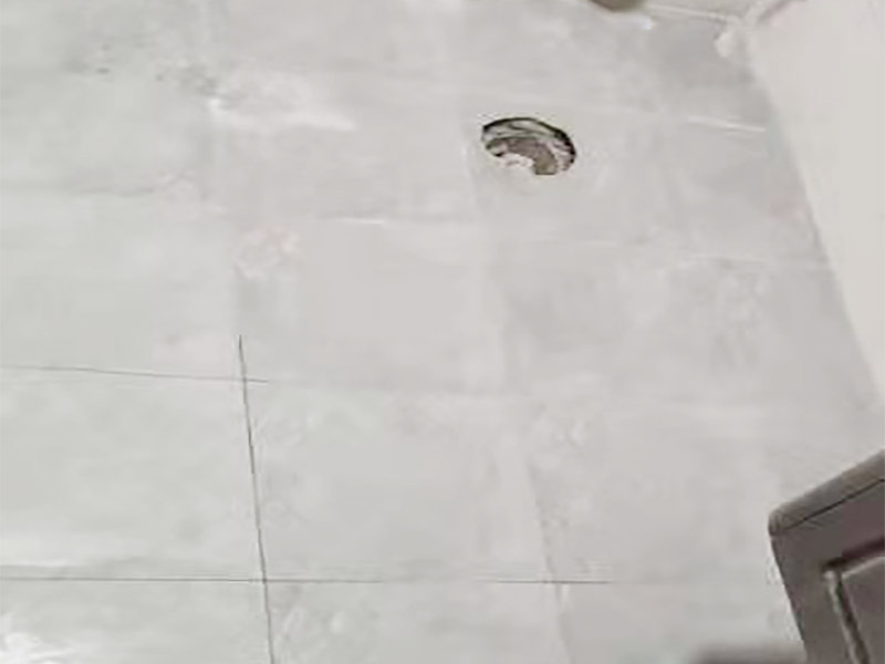 衛(wèi)生間防水貼磚裝修:首先就要搞清楚，防水不是只做一遍就可以的。一般的防水施工要做2到3遍，而且防水的順序也是有講究的，比如，要先做完墻面防水再貼墻磚，其次才可以做地面防水，再貼地磚。因為地面經(jīng)常會踩來踩去，地面防水如果先做了會很容易踩壞。