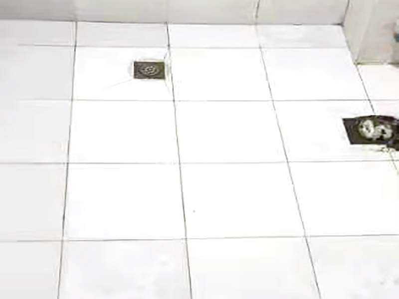 衛(wèi)生間防水貼磚裝修:首先就要搞清楚，防水不是只做一遍就可以的。一般的防水施工要做2到3遍，而且防水的順序也是有講究的，比如，要先做完墻面防水再貼墻磚，其次才可以做地面防水，再貼地磚。因為地面經(jīng)常會踩來踩去，地面防水如果先做了會很容易踩壞。