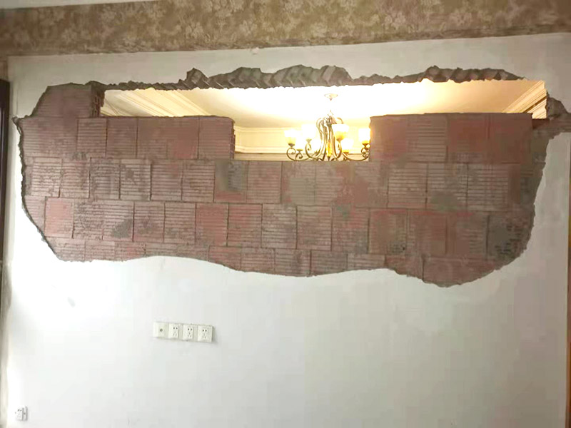 頂、墻、地拆除時石膏板、鋁扣板吊頂拆除要安順序一塊一塊拆掉;隔墻拆除時嚴禁采用掏掘或推倒的方法，我們應(yīng)該要用手錘一塊一塊拆。燈具拆除前首先由水電專業(yè)工人斷掉水電總閘，將潔具、燈具、散熱器拆除，在拆除燈具前將線頭用絕緣膠布包好以防漏電。拆除門、門套時由木工將木門及窗簾桿用螺絲刀然后用撬桿將門套等拆除。