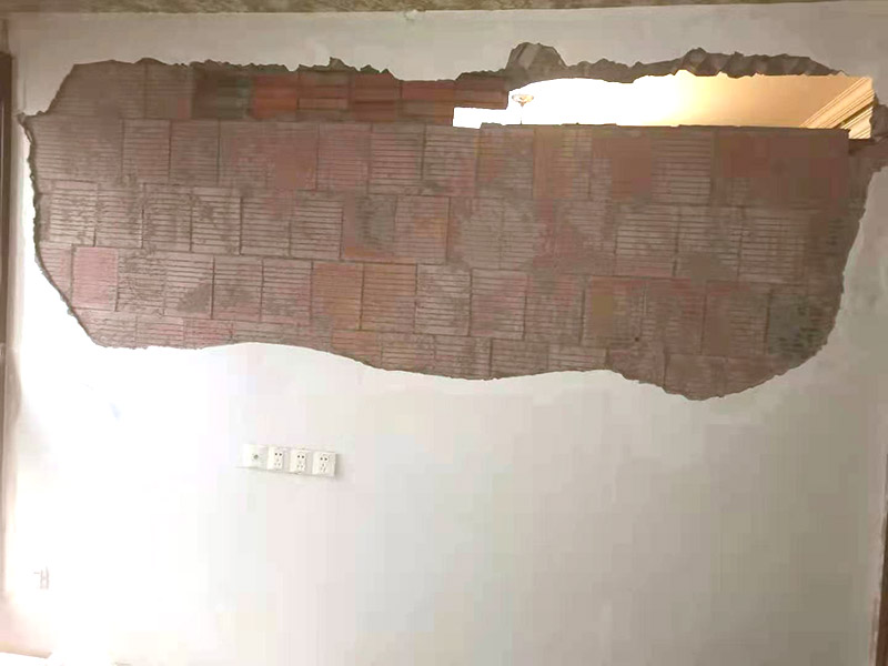 頂、墻、地拆除時石膏板、鋁扣板吊頂拆除要安順序一塊一塊拆掉;隔墻拆除時嚴禁采用掏掘或推倒的方法，我們應(yīng)該要用手錘一塊一塊拆。燈具拆除前首先由水電專業(yè)工人斷掉水電總閘，將潔具、燈具、散熱器拆除，在拆除燈具前將線頭用絕緣膠布包好以防漏電。拆除門、門套時由木工將木門及窗簾桿用螺絲刀然后用撬桿將門套等拆除。