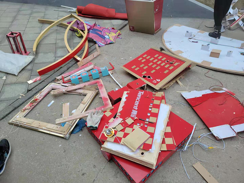 室外裝飾拆除維修：如果是有電梯的房子裝修拆除的話，要做好電梯間的保護工作，避免影響一整棟樓的環(huán)境。弄一些夾板或者真珠板材來保護電梯間，從電梯間到房門的走廊倪也鋪設(shè)一些瓦楞紙或者真珠板，避免使用推車的時候損壞地面。 如果對于屋子里的地板不需要進行裝修拆除的話，就需要考慮到保護的問題了。要在地板上鋪一層夾板加上一層真珠板，以免重物敲擊或者是顏色滲透。如果原本房內(nèi)的家具不好搬出去則需要考慮用一層氣泡紙包裹起來，然后加一層棉被才能比較穩(wěn)妥的保護好，倪是都不好要留在現(xiàn)場，至于燈具、空調(diào)和熱水器等倪還是拆掉，完工之后再裝回來。