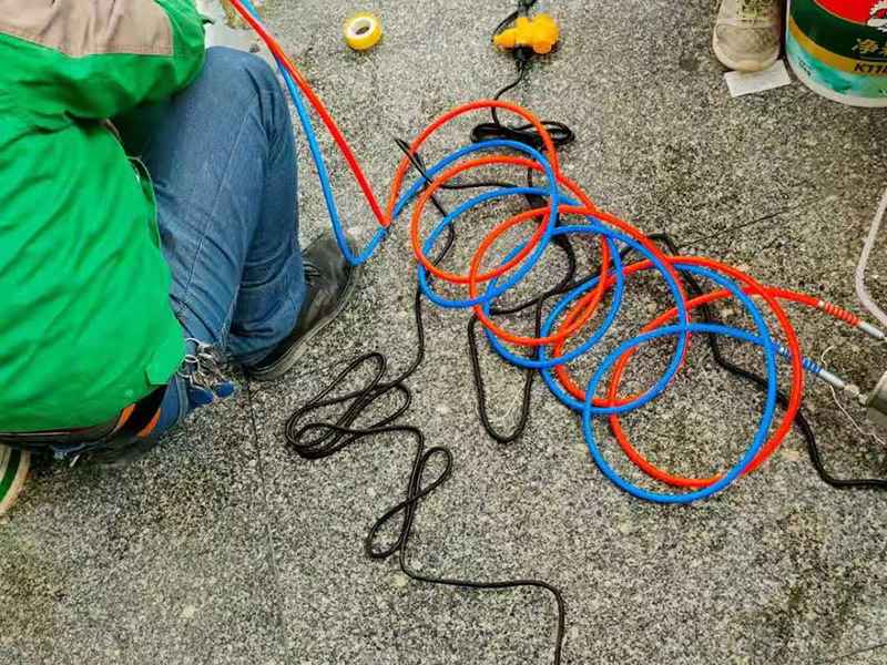 地面注防水劑：首先確定你是需要做什么地方的防水，家裝防水一般我們是建議做衛(wèi)生間，廚房，陽(yáng)臺(tái)，屋頂包括如果你家是在底樓那么所有地面包括1.5米以下的墻面都是需要做防水防潮處理的。 至于使用的材料，像廚衛(wèi)間的陰陽(yáng)角，穿管，潔具，地漏周邊等地方是最易滲水的部位，所以可以使用專(zhuān)用的廚衛(wèi)防水漿料來(lái)做的，先用速凝型修補(bǔ)灰漿修補(bǔ)加強(qiáng)，然后再用防水漿料整體做防水，這樣針對(duì)性更強(qiáng)，防水效果也更好。