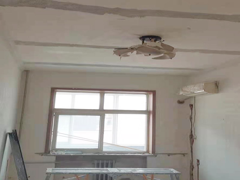 吊頂墻面翻新:在墻面翻新前，需要先將舊漆面鏟除干凈，之后在進行打磨，將墻面的浮沉雜物都清理干凈。如果墻面有凹凸不平的情況，要先用膩子修補，如果墻面出現(xiàn)空鼓的現(xiàn)象，也要將整面的墻皮進行鏟除，在做后續(xù)的處理?；鶎幼鐾旰螅枰獙⑹┕^(qū)域的家具物件移除，避免在翻新過程中，使家具受到損傷。 在刮膩子之前，先用尺子檢測一下墻面的平整度，在施工時，對不平整的地方進行多次涂刮，修補好不平整的區(qū)域。一般膩子刮兩遍即可，每次膩子刮完后要進行打磨，可以讓墻面更加光滑。膩子干透后，再對墻面進行油漆涂刷，底漆要先刷，施工力度要均勻，這樣漆膜厚度也相對一致，然后開始面漆施工，一定要讓漆面自然干透。