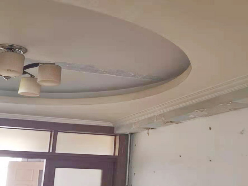 吊頂墻面翻新:在墻面翻新前，需要先將舊漆面鏟除干凈，之后在進行打磨，將墻面的浮沉雜物都清理干凈。如果墻面有凹凸不平的情況，要先用膩子修補，如果墻面出現(xiàn)空鼓的現(xiàn)象，也要將整面的墻皮進行鏟除，在做后續(xù)的處理?；鶎幼鐾旰?，需要將施工區(qū)域的家具物件移除，避免在翻新過程中，使家具受到損傷。 在刮膩子之前，先用尺子檢測一下墻面的平整度，在施工時，對不平整的地方進行多次涂刮，修補好不平整的區(qū)域。一般膩子刮兩遍即可，每次膩子刮完后要進行打磨，可以讓墻面更加光滑。膩子干透后，再對墻面進行油漆涂刷，底漆要先刷，施工力度要均勻，這樣漆膜厚度也相對一致，然后開始面漆施工，一定要讓漆面自然干透。