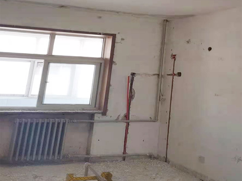 吊頂墻面翻新:在墻面翻新前，需要先將舊漆面鏟除干凈，之后在進行打磨，將墻面的浮沉雜物都清理干凈。如果墻面有凹凸不平的情況，要先用膩子修補，如果墻面出現(xiàn)空鼓的現(xiàn)象，也要將整面的墻皮進行鏟除，在做后續(xù)的處理?；鶎幼鐾旰?，需要將施工區(qū)域的家具物件移除，避免在翻新過程中，使家具受到損傷。 在刮膩子之前，先用尺子檢測一下墻面的平整度，在施工時，對不平整的地方進行多次涂刮，修補好不平整的區(qū)域。一般膩子刮兩遍即可，每次膩子刮完后要進行打磨，可以讓墻面更加光滑。膩子干透后，再對墻面進行油漆涂刷，底漆要先刷，施工力度要均勻，這樣漆膜厚度也相對一致，然后開始面漆施工，一定要讓漆面自然干透。