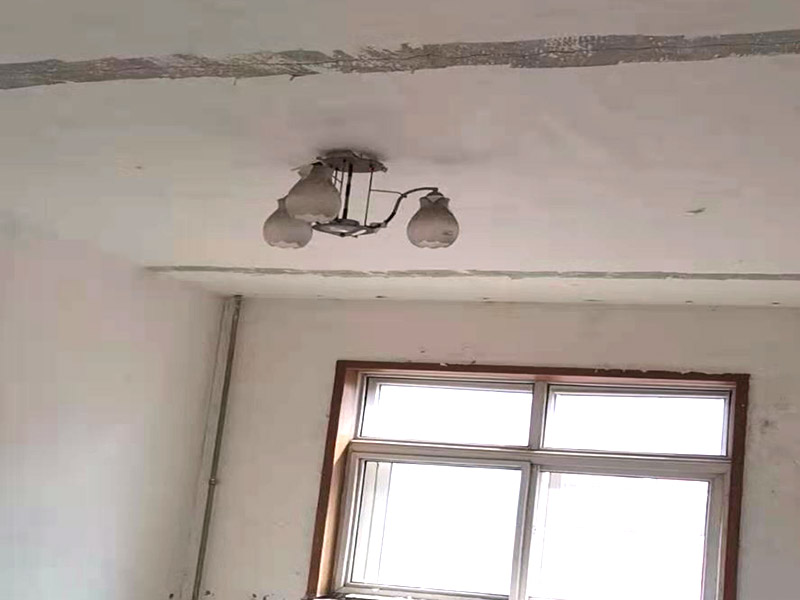 吊頂墻面翻新:在墻面翻新前，需要先將舊漆面鏟除干凈，之后在進行打磨，將墻面的浮沉雜物都清理干凈。如果墻面有凹凸不平的情況，要先用膩子修補，如果墻面出現(xiàn)空鼓的現(xiàn)象，也要將整面的墻皮進行鏟除，在做后續(xù)的處理?；鶎幼鐾旰?，需要將施工區(qū)域的家具物件移除，避免在翻新過程中，使家具受到損傷。 在刮膩子之前，先用尺子檢測一下墻面的平整度，在施工時，對不平整的地方進行多次涂刮，修補好不平整的區(qū)域。一般膩子刮兩遍即可，每次膩子刮完后要進行打磨，可以讓墻面更加光滑。膩子干透后，再對墻面進行油漆涂刷，底漆要先刷，施工力度要均勻，這樣漆膜厚度也相對一致，然后開始面漆施工，一定要讓漆面自然干透。