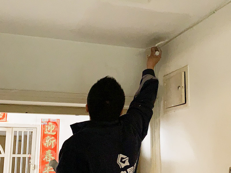 頂面局部修補(bǔ)維修：墻面修補(bǔ)，一定要做好基層的處理，如果您家是二次裝修墻面時(shí)，沒有將以前的老墻的墻皮鏟除干凈，或者是只鏟除了表層的膩?zhàn)樱敲葱扪a(bǔ)墻面時(shí)，是會(huì)遺留下高低不平的部分墻皮的，此后，要是接著上刷界面劑或者膩?zhàn)?，那么很可能就?huì)導(dǎo)致新刷的墻面出現(xiàn)開裂的情況。舊房要是在長(zhǎng)期使用中受到了來(lái)自外界的沖擊或者震動(dòng)，是有可能造成局部墻面基層與墻體脫離的。