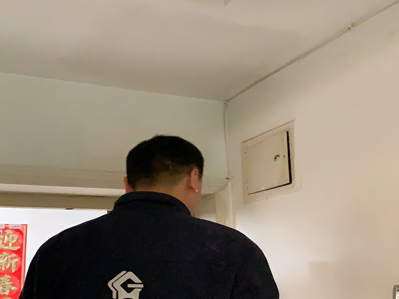 頂面局部修補(bǔ)維修：墻面修補(bǔ)，一定要做好基層的處理，如果您家是二次裝修墻面時(shí)，沒有將以前的老墻的墻皮鏟除干凈，或者是只鏟除了表層的膩?zhàn)?，那么修補(bǔ)墻面時(shí)，是會(huì)遺留下高低不平的部分墻皮的，此后，要是接著上刷界面劑或者膩?zhàn)樱敲春芸赡芫蜁?huì)導(dǎo)致新刷的墻面出現(xiàn)開裂的情況。舊房要是在長(zhǎng)期使用中受到了來(lái)自外界的沖擊或者震動(dòng)，是有可能造成局部墻面基層與墻體脫離的。