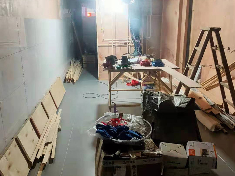 門(mén)店裝修翻新：店鋪裝修步驟首先要做的就是設(shè)計(jì)，要保證可以設(shè)計(jì)得合理規(guī)范，要讓設(shè)計(jì)有很好的感覺(jué)，必須要積極努力的達(dá)到目標(biāo)，可行性與功能性，都是重要的基礎(chǔ)。做好店鋪裝修的目標(biāo)非常的明確，重點(diǎn)就在于可以追求細(xì)節(jié)盡求完美，實(shí)現(xiàn)裝修的目的。店鋪裝修步驟掌握到流程，先設(shè)計(jì)，再注重基礎(chǔ)施工，最后在細(xì)節(jié)的裝修過(guò)程中，表現(xiàn)得很有目的性，這樣的裝修目標(biāo)實(shí)現(xiàn)，最后一步很重要的，也是實(shí)現(xiàn)裝修服務(wù)的關(guān)鍵與重點(diǎn)