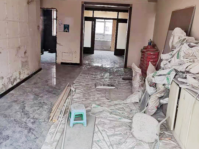 全屋瓷磚鋪貼：首先應除去基層表面的污垢，油漬，浮灰;除去基層上所有涂料層，膩子層;如果基層未能達到平整度要求，需對基層進行預先的找平處理。鋪貼瓷磚前需事先找好垂直線，以此為基準鋪貼的瓷磚高低均勻、垂直美觀;此外，施工前在墻體四周需彈出標高控制線，在地面彈出十字線，以控制地磚分隔尺寸。加水后將粘結劑漿料攪拌至潤滑均勻，無明顯塊狀或糊狀結塊，攪拌后的漿料靜置5-10分鐘后再稍加攪拌1-2分鐘即可使用。將瓷磚平整地鋪貼在基層上，使用橡膠錘將瓷磚拍實鋪平。施工過程中，可小幅度轉動瓷磚，使?jié){料與瓷磚背面充分接觸。