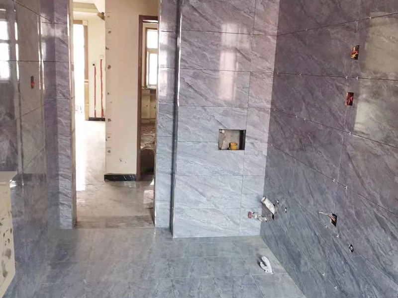 全屋瓷磚鋪貼：首先應除去基層表面的污垢，油漬，浮灰;除去基層上所有涂料層，膩子層;如果基層未能達到平整度要求，需對基層進行預先的找平處理。鋪貼瓷磚前需事先找好垂直線，以此為基準鋪貼的瓷磚高低均勻、垂直美觀;此外，施工前在墻體四周需彈出標高控制線，在地面彈出十字線，以控制地磚分隔尺寸。加水后將粘結劑漿料攪拌至潤滑均勻，無明顯塊狀或糊狀結塊，攪拌后的漿料靜置5-10分鐘后再稍加攪拌1-2分鐘即可使用。將瓷磚平整地鋪貼在基層上，使用橡膠錘將瓷磚拍實鋪平。施工過程中，可小幅度轉動瓷磚，使?jié){料與瓷磚背面充分接觸。