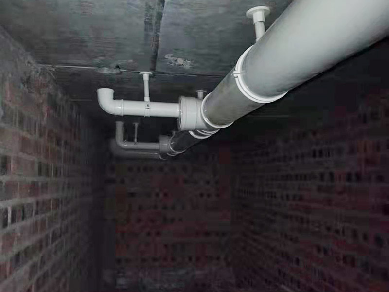 衛(wèi)生間管道裝修:衛(wèi)生間會設計到浴霸采暖，水管的入墻，燈的線路走線，等處理，其中為了便捷生活及增加空間，有些水電改造也少不了，在裝修過程中，衛(wèi)生間可以細致的規(guī)劃一下。下水管道，需要做相應的隔音處理，因為當你在上廁所的時候上面的衛(wèi)生間的聲音，你懂的，一般衛(wèi)生間無論是塑料材質的下水粗的管道還是其它的材質都需要做相應的處理，避免噪聲煩擾。