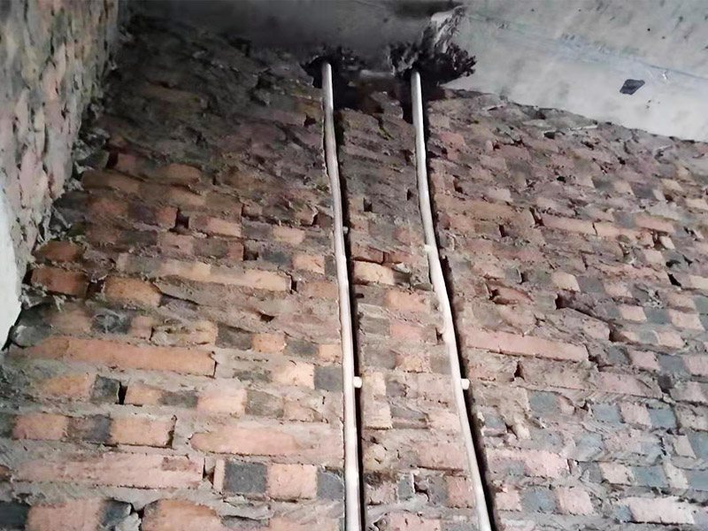 衛(wèi)生間管道裝修:衛(wèi)生間會設計到浴霸采暖，水管的入墻，燈的線路走線，等處理，其中為了便捷生活及增加空間，有些水電改造也少不了，在裝修過程中，衛(wèi)生間可以細致的規(guī)劃一下。下水管道，需要做相應的隔音處理，因為當你在上廁所的時候上面的衛(wèi)生間的聲音，你懂的，一般衛(wèi)生間無論是塑料材質的下水粗的管道還是其它的材質都需要做相應的處理，避免噪聲煩擾。