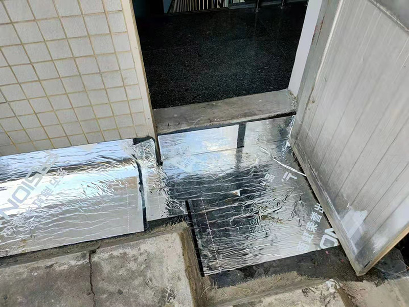 屋頂墻角刷防水：首先將屋頂?shù)睦媲宄ふ伊芽p，在屋里觀察墻角、墻面起皮的、發(fā)霉的部位相對(duì)應(yīng)的屋頂基本上就是漏雨的地方，將防水膠灌入裂縫、在其上面覆蓋一層油氈布用刷子刷勻盡量別起鼓。然后將液體瀝青均勻刷在屋頂平面上面覆蓋一層油氈布，用火槍烤油氈布，使其緊緊粘在一起。在刷液體瀝青在覆蓋油氈布用火槍使其緊粘在一起。技術(shù)好的話(huà)可以做個(gè)排水坡，讓雨水順著排水坡或滴水檐迅速排出減少雨水對(duì)屋面的沖擊浸泡。