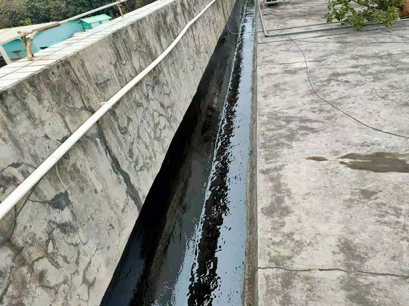 屋頂墻角刷防水：首先將屋頂?shù)睦媲宄ふ伊芽p，在屋里觀察墻角、墻面起皮的、發(fā)霉的部位相對(duì)應(yīng)的屋頂基本上就是漏雨的地方，將防水膠灌入裂縫、在其上面覆蓋一層油氈布用刷子刷勻盡量別起鼓。然后將液體瀝青均勻刷在屋頂平面上面覆蓋一層油氈布，用火槍烤油氈布，使其緊緊粘在一起。在刷液體瀝青在覆蓋油氈布用火槍使其緊粘在一起。技術(shù)好的話(huà)可以做個(gè)排水坡，讓雨水順著排水坡或滴水檐迅速排出減少雨水對(duì)屋面的沖擊浸泡。